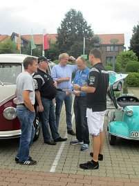 Fachsimpeleien zwischen Helmut und Andreas Peter (in schwarzen Shirts) und anderen Teilnehmern.  (Foto: Becker/Autohaus Peter)