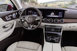 Mercedes-Benz E-Klasse Coupé; 2016; Exterieur: designo hyazinthrot metallic, AVANTGARDE (Foto: Daimler AG)
