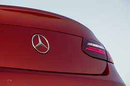 Mercedes-Benz E-Klasse Coupé; 2016; Exterieur: designo hyazinthrot metallic, AVANTGARDE (Foto: Daimler AG)