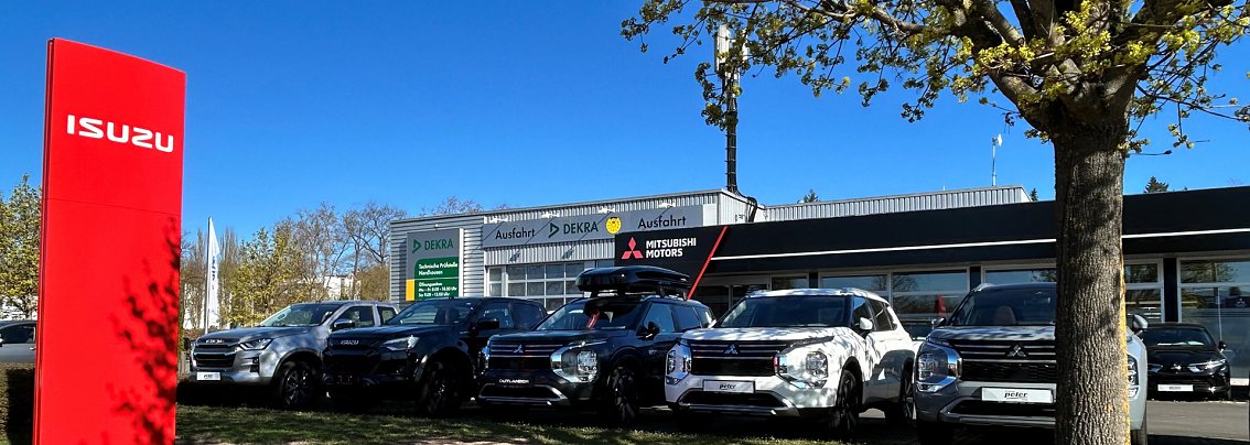 Autohaus mit rotem Pylon mit ISUZU Logo