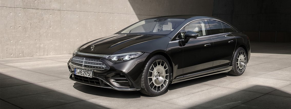 Man sieht den neuen EQS in Schwarz.