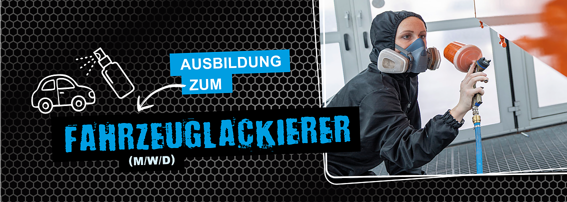 Fahrzeuglackiererin tr&auml;gt Schutzkleidung und lackiert ein Fahrzeug mit einer Spritzpistole.
