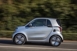 smart EQ fortwo, coupe, cool silver, prime line, interior black fabric with grey topstitching; smart EQ fortwo, coupe: Stromverbrauch kombiniert, 4,6 kW-Bordlader, (kWh/100 km), 16,5-15,2; CO2-Emission kombiniert (g/km) 0* // Stromverbrauch kombiniert, 22 kW-Bordlader, (kWh/100 km), 15,2-14,0; CO2-Emission kombiniert (g/km) 0* (Foto: Mercedes-Benz AG)