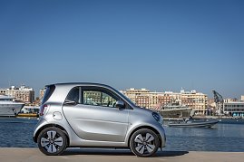 smart EQ fortwo, coupe, cool silver, prime line, interior black fabric with grey topstitching; smart EQ fortwo, coupe: Stromverbrauch kombiniert, 4,6 kW-Bordlader, (kWh/100 km), 16,5-15,2; CO2-Emission kombiniert (g/km) 0* // Stromverbrauch kombiniert, 22 kW-Bordlader, (kWh/100 km), 15,2-14,0; CO2-Emission kombiniert (g/km) 0* (Foto: Mercedes-Benz AG)