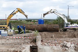BAUSTELLEN UPDATE - riesige Stahltanks wurden aus dem kontaminierten Boden geholt (Foto: Hellmann/Autohaus Peter)