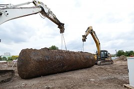 BAUSTELLEN UPDATE - riesige Stahltanks wurden aus dem kontaminierten Boden geholt (Foto: Hellmann/Autohaus Peter)