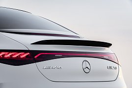 Mercedes-AMG EQE 53 4MATIC+ (Stromverbrauch kombiniert (vorläufig, WLTP): 23,220,3 kWh/100 km; CO2-Emissionen kombiniert (WLTP): 0 g/km; Elektrische Reichweite (vorläufig, WLTP): 444518 km); Exterieur : opalithweiß bright; Interieur: AMG Leder Nappa schwarz (Foto: Mercedes-Benz AG)
