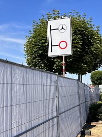 Auf Grund des Umbaus ändern sich auch die Zufahrtswege. Zur Pkw-Annahme gelangen Sie nun über die LKW-Einfahrt.  (Foto: Depping/Autohaus Peter GmbH)