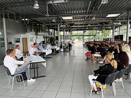 41 junge Menschen beginnen mit ihrer Ausbildung (Foto: A. Jung / Autohaus Peter Gruppe)