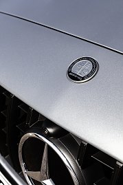 [Mercedes-AMG C 63 S E PERFORMANCE Limousine und T-Modell | Kraftstoffverbrauch kombiniert: 6,9 l/100 km | CO&#8322;-Emissionen kombiniert: 156 g/km | Stromverbrauch kombiniert: 11,7 kW/100 km]* Exterieur: Hightechsilber und Graphitgrau magno; Interieur: schwarz mit gelben Nähten und Titangrau mit roten Nähten. (Foto: Mercedes-Benz AG)
