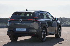 Heckansicht des grauen Citroën C5 Aircross mit Modellschriftzug und LED-Rückleuchten. (Foto: CITROËN DEUTSCHLAND GmbH)