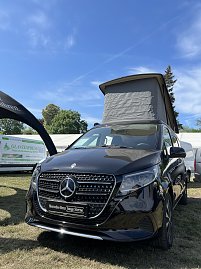 Mercedes-Benz Van mit Aufstelldach: Schwarzer Mercedes-Benz Van mit geöffnetem Aufstelldach auf der Messefläche. (Foto: Autohaus Peter GmbH)