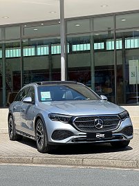 Ein silberner Mercedes-Benz Kombi steht vor der Glasfront der Stadthalle Wittenberg. Auf dem Kennzeichenhalter ist das Autohaus-Peter-Logo zu sehen. (Foto: Autohaus Peter)