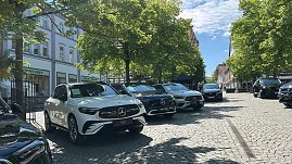 Mercedes-Benz Modellreihe: Verschiedene Mercedes-Benz Modelle, darunter SUVs und Limousinen, sind nebeneinander unter Bäumen auf einem gepflasterten Platz geparkt. (Foto: Autohaus Peter)