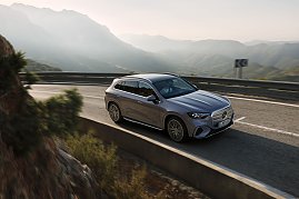 Der neue Mercedes-Benz GLC 400 4MATIC mit EQ Technologie. Energieverbrauch kombiniert: 14,9-18,8 kWh/100 km | CO&#8322;-Emissionen kombiniert: 0 g/km | CO&#8322;-Klasse: A [1] Exterieur: AMG Line; lavender silver [1] Die Angaben sind vorläufig. Es liegen bislang weder bestätigte Werte von einer amtlich anerkannten Prüforganisation noch eine EG-Typgenehmigung noch eine Konformitätsbescheinigung mit amtlichen Werten vor. Abweichungen zwischen den Angaben und den amtlichen Werten sind möglich. (Foto: Mercedes-Benz AG)
