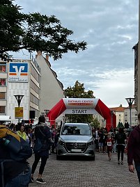 Bilder von den Impressionen am Stand, am Streckenrand und vom Läuferteam. (Foto: Autohaus Peter GmbH)