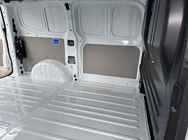 VW Transporter Innenraum von Seitentür aus fotografiert