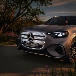 Der neue Mercedes-Benz GLC 400 4MATIC mit EQ Technologie. Energieverbrauch kombiniert: 14,9-18,8 kWh/100 km | CO2-Emissionen kombiniert: 0 g/km | CO2-Klasse: A [1] Interieur: Leder, beech brown/schwarz [1] Die Angaben sind vorläufig. Es liegen bislang weder bestätigte Werte von einer amtlich anerkannten Prüforganisation noch eine EG-Typgenehmigung noch eine Konformitätsbescheinigung mit amtlichen Werten vor. Abweichungen zwischen den Angaben und den amtlichen Werten sind möglich. Inhalt des Displays kann vom Serienstand abweichen.