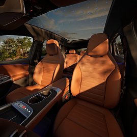 Der neue Mercedes-Benz GLC 400 4MATIC mit EQ Technologie. Energieverbrauch kombiniert: 14,9-18,8 kWh/100 km | CO2-Emissionen kombiniert: 0 g/km | CO2-Klasse: A [1] Interieur: Leder, beech brown/schwarz [1] Die Angaben sind vorläufig. Es liegen bislang weder bestätigte Werte von einer amtlich anerkannten Prüforganisation noch eine EG-Typgenehmigung noch eine Konformitätsbescheinigung mit amtlichen Werten vor. Abweichungen zwischen den Angaben und den amtlichen Werten sind möglich. Inhalt des Displays kann vom Serienstand abweichen.