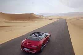 Der neue Mercedes-Maybach SL 680 Monogram Series in verschiedenen Perspektiven sowohl im Red Ambiance, als auch im White Ambiance