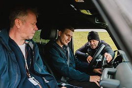 Eine weiter Aufnahme bei der Fahrzeugeinweisung mit Blick ins Cockpit.