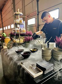 Eine weitere Nahaufnahme von der vielfältigen Auswahl am luxuriösen Buffet und Live-Cooking..