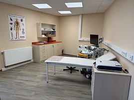 Moderner Behandlungsraum der neuen Praxis