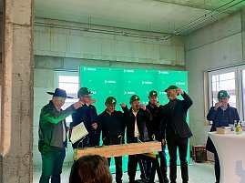 Mehrere Männer halten 1 Glas Schnaps in die Höhe uns prosten sich zu