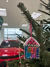 Weihnachtsbaum mit einem gebastelten Baum-Anhänger