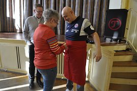 Trainer Herbert M&uuml;ller bekommt eine rote Sch&uuml;rze umgebunden