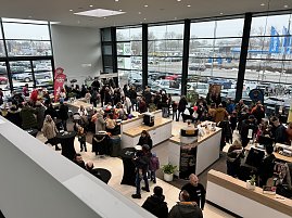 Volles Haus im Autohaus: Viele Besucher genießen das bunte Familienprogramm.