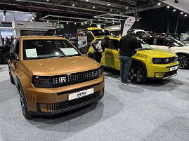 IAT-Modelle auf der Automesse, Besucher bestaunen  Fahrzeuge.