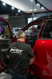 Mitarbeiter am Fahrzeug auf der Automesse.