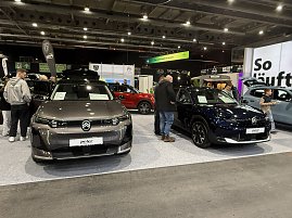 Automesse mit Citro&euml;n-Fahrzeugen und Besuchern
