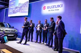 Mehrere Personen auf einer B&uuml;hne bei einer Preisverleihung