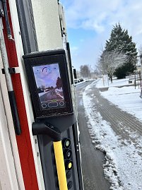 Bedienpanel an der Seite eines M&uuml;llfahrzeugs mit Display und Steuerkn&ouml;pfen f&uuml;r die M&uuml;llaufnahme.