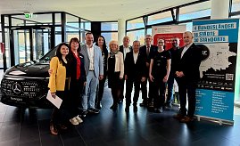 Teilnehmer des Pressegesprächs im Autohaus.