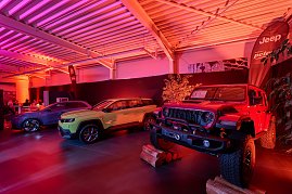 Jeep-Fahrzeuge im Showroom mit roter Eventbeleuchtung pr&auml;sentiert.