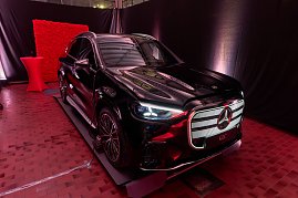 Schwarzer Mercedes GLC im Showroom mit roter Beleuchtung pr&auml;sentiert.