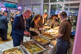 G&auml;ste bedienen sich am warmen Buffet bei Gala-Event.