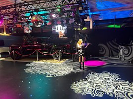 Eine eindrucksvolle Show-Inszenierung: Eine Violinistin performt live auf der Fl&auml;che, w&auml;hrend im Hintergrund eine DJane auf einer erh&ouml;hten B&uuml;hne auf einer RAM Ladefl&auml;che auflegt.