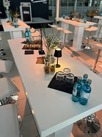 Ein Tisch mit der Vorspeise und Getr&auml;nken.