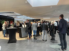 Die G&auml;ste werden am Haupteingang in Empfang genommen.