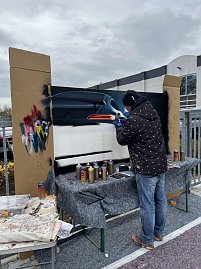 Graffiti-K&uuml;nstler Alex Sitt vor einer Leinwand, der er gerade bespr&uuml;ht.