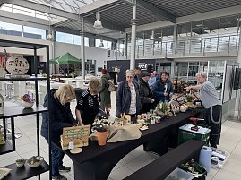 Man sieht den Stand der Keramikscheune K&ouml;then. Davor stehen viele Besucher und schauen sich die Keramik an.