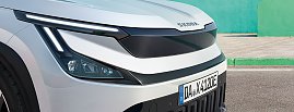 Detailaufnahme der Front des �koda Epiq mit schmalen LED-Scheinwerfern und markanter schwarzer Frontblende.