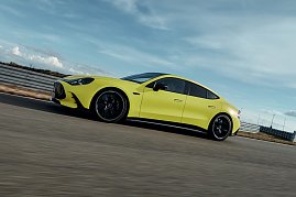 Das neue Mercedes-AMG GT 4-Türer Coupé von der Seite.