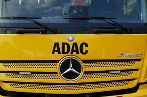 Frontansicht eines gelben Mercedes-Benz Abschleppwagens mit gro&szlig;em schwarzen ADAC-Schriftzug und Mercedes-Stern in der Mitte des K&uuml;hlergrills. Rechts das Modellzeichen Atego.