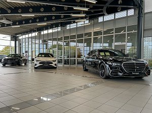 Innenansicht des hellen Mercedes-Benz Autohauses in Bernburg mit gro&szlig;en Glasfronten und mehreren ausgestellten Neuwagen.