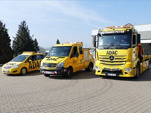 Drei gelbe ADAC-Fahrzeuge vom Autohaus Peter in Nordhausen nebeneinander geparkt. Links ein ADAC-Pannenhilfe-Pkw, in der Mitte ein Transporter, rechts ein gro&szlig;er Abschlepp-Lkw mit der Aufschrift Autohaus Peter. Im Hintergrund B&auml;ume und ein Werkstattgeb&auml;ude.